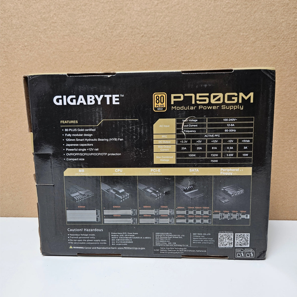 Bottom view of Gigabyte P750GM box highlighting efficiency graphs and the serial number label